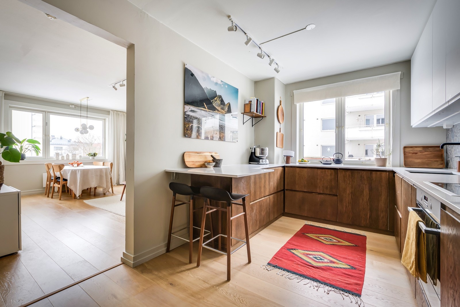 Kjøkkenet ligger i en fin delvis åpen løsning med stuen, naturlig adskilt og samtidig åpent og sosialt. Galleribilde