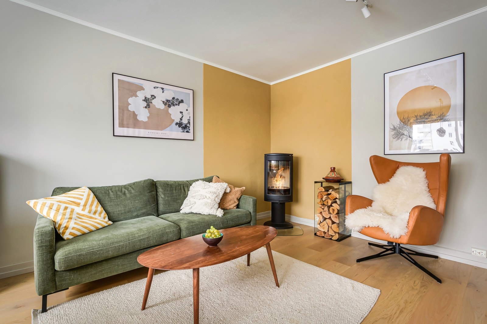 Stuen er romslig med god plass til både sofagruppe med salongbord, mediemøblement (internett inkludert i felleskostnadene) og et spisebord. Galleribilde