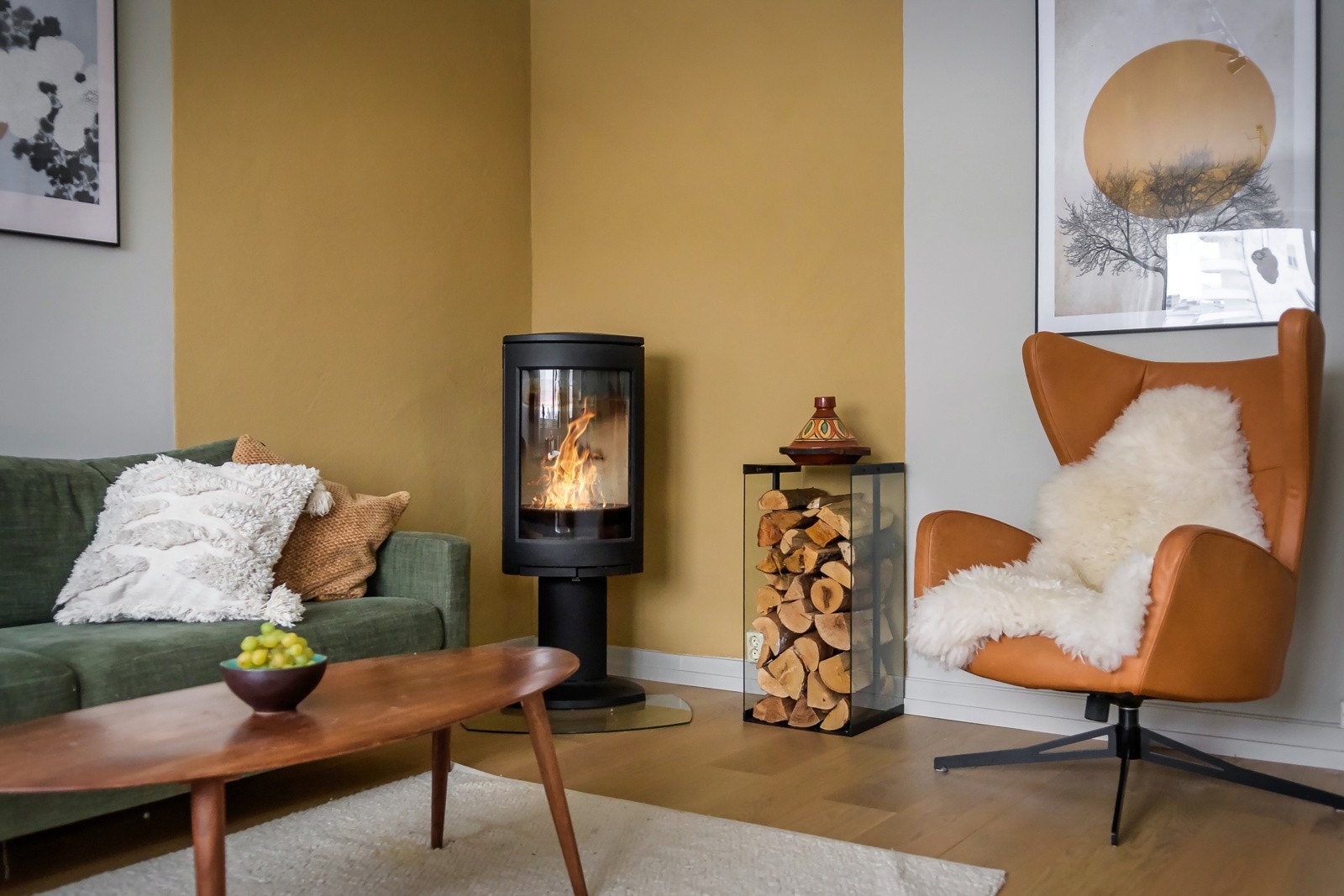 I hjørnet av stuen har du en flott peisovn som både gir god varme og bidrar til ekstra hygge på kaldere høst- og vinterdager. Galleribilde