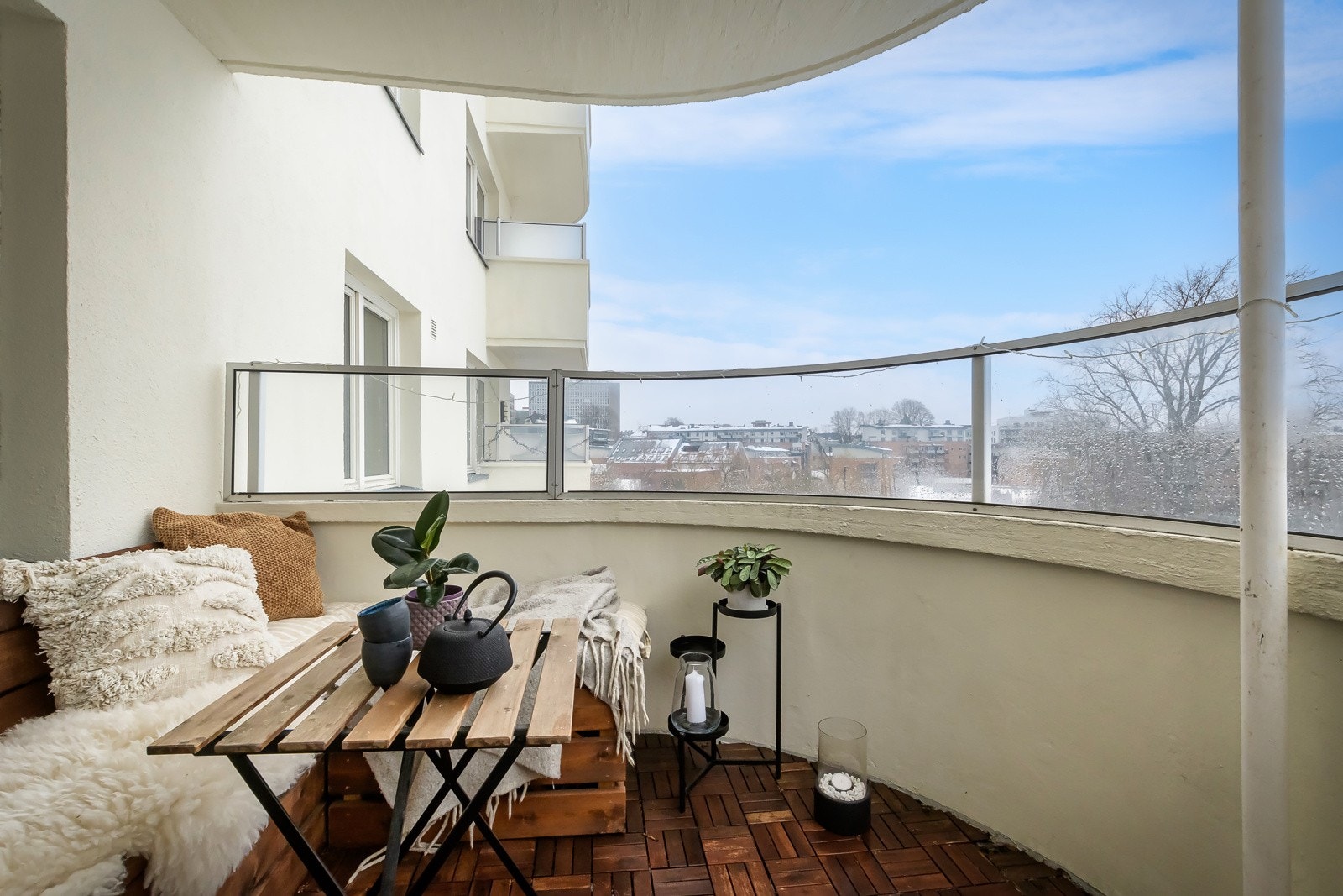 Hyggelig utsyn mot de frodige fellesarealene på den ene siden og mot Akerselva på den andre. Dette er uten tvil en fin plass for lange og late sommerdager og -kvelder! Galleribilde