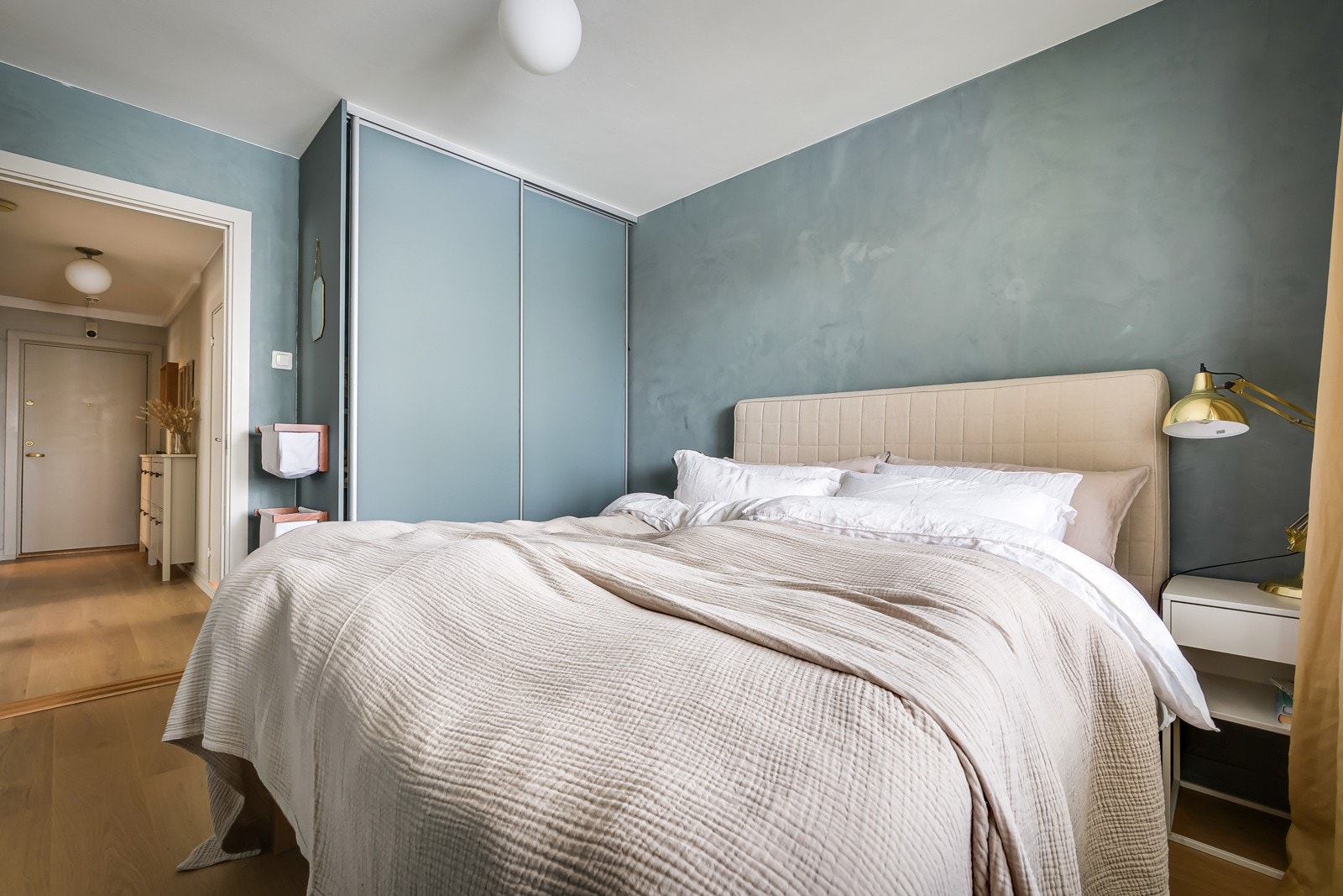 På soverommet har du god plass til en dobbeltseng med tilhørende nattbord, samt en kontorpult eller kommoder. Galleribilde