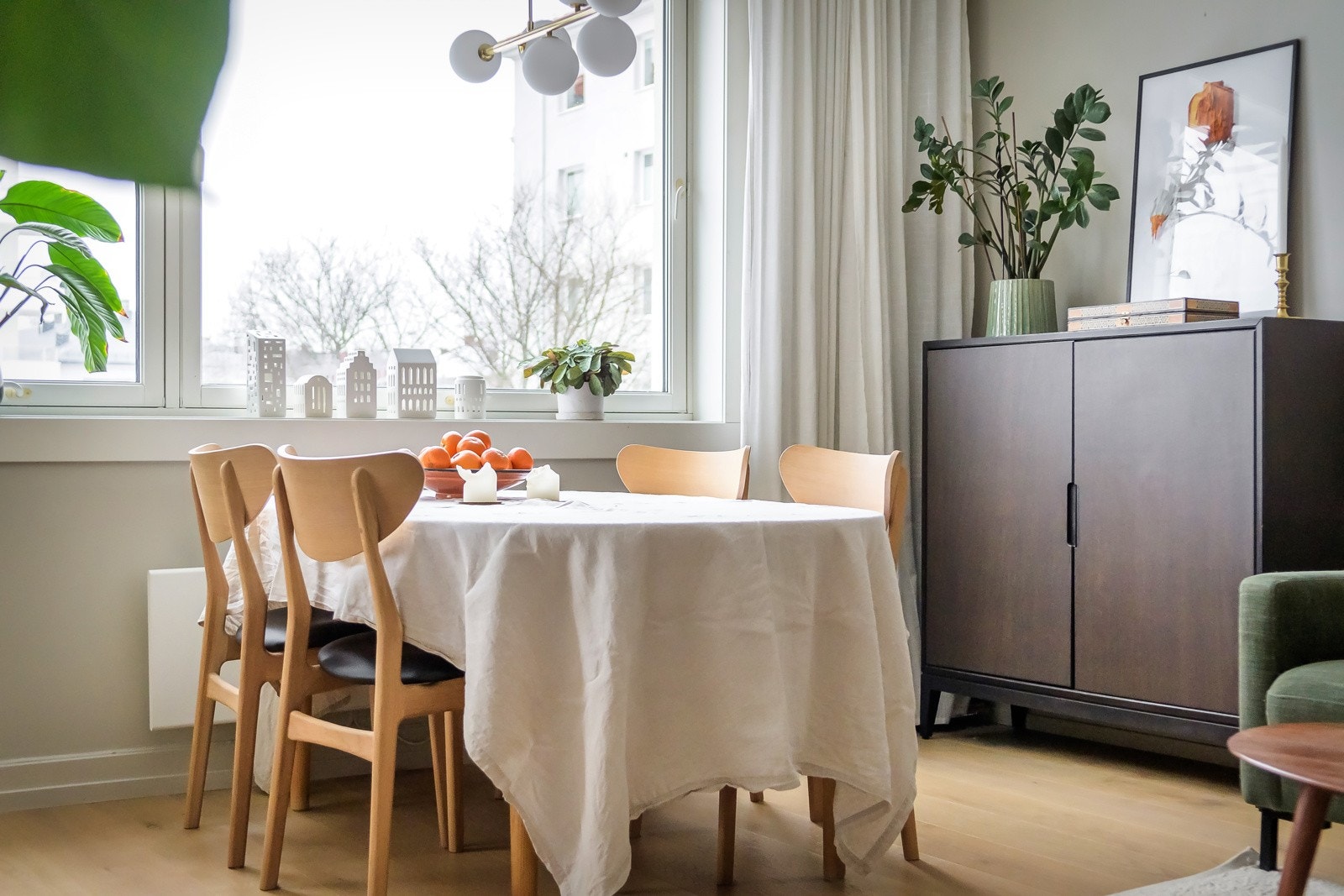 Stuen er det naturlige oppholdsrommet i leiligheten, og er et stort, lyst og fint rom. Fantastisk flott rom med vinduer fra to himmelretninger. Galleribilde