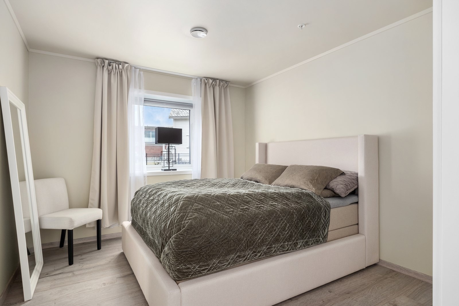 Soverom malt i ein lun beigefarge. God plass til dobbelseng og garderobe. Galleribilde