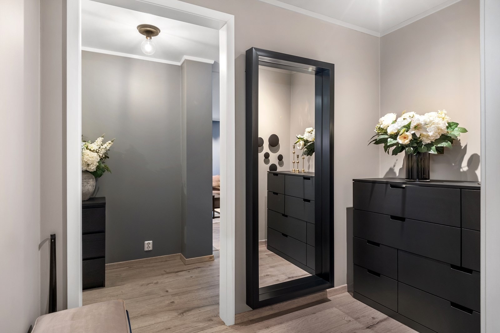 Velkommen inn - det første som møter deg er ein lun og triveleg entrè med plass til å henge frå seg yttertøy og sko. Galleribilde