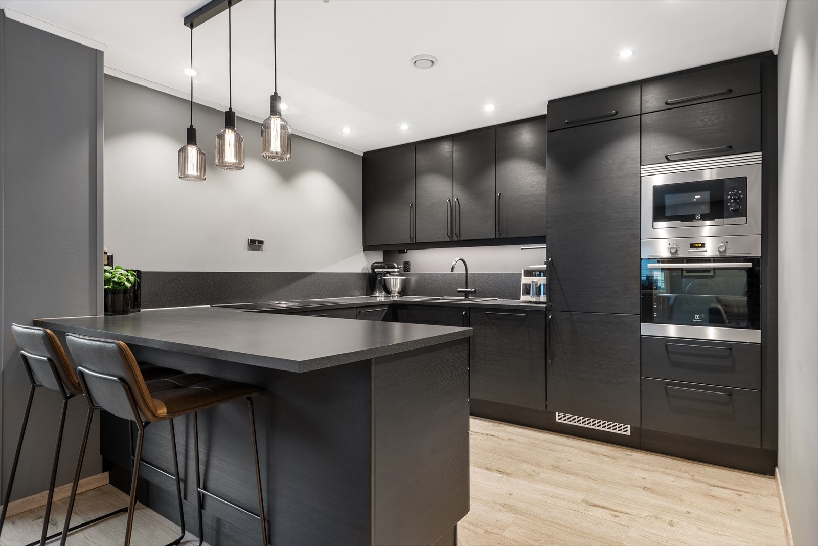 Lekkert kjøkken med integrerte kvitevare Galleribilde