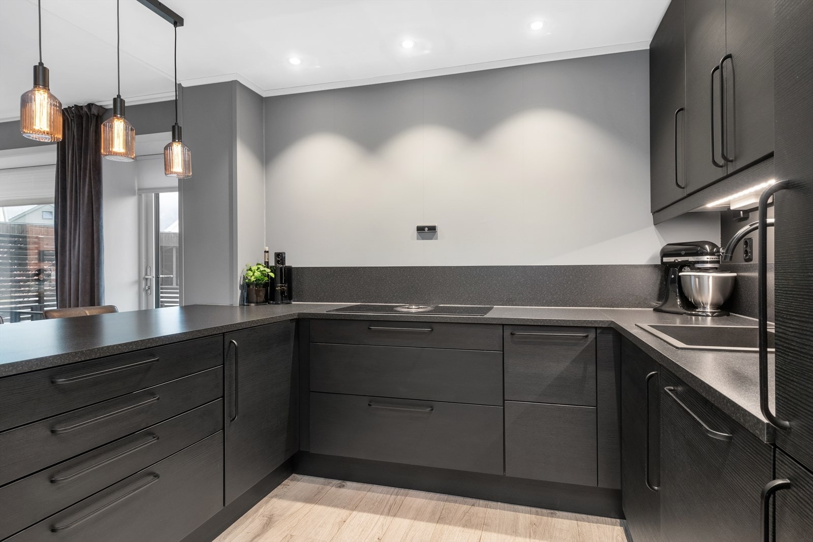 Kjøkken har blant anna nedfelt ventilator i platetoppen. Rikeleg med skap og benkplass. Galleribilde