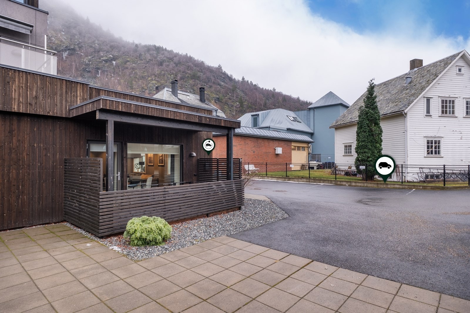 Veranda på bakkeplan. Galleribilde