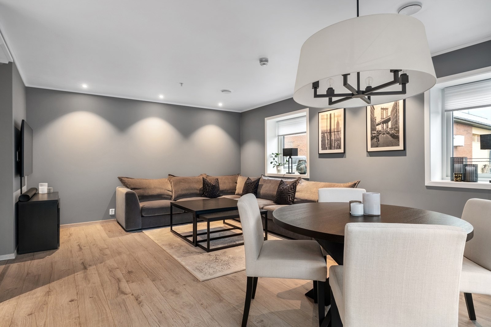 Moderne og tidlause overflater går igjen i heile leilegheita. Stova er romsleg med god plass til sittegruppe og etegruppe. Galleribilde