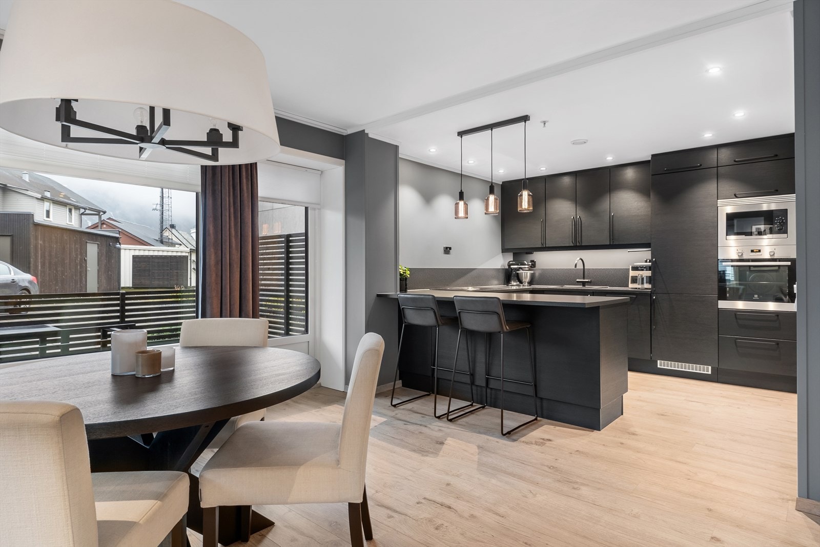 Open løysing gir ein større romfølelse. Kjekt når man har gjestar og man kan vere sosial medan maten blir tilberedt. Galleribilde