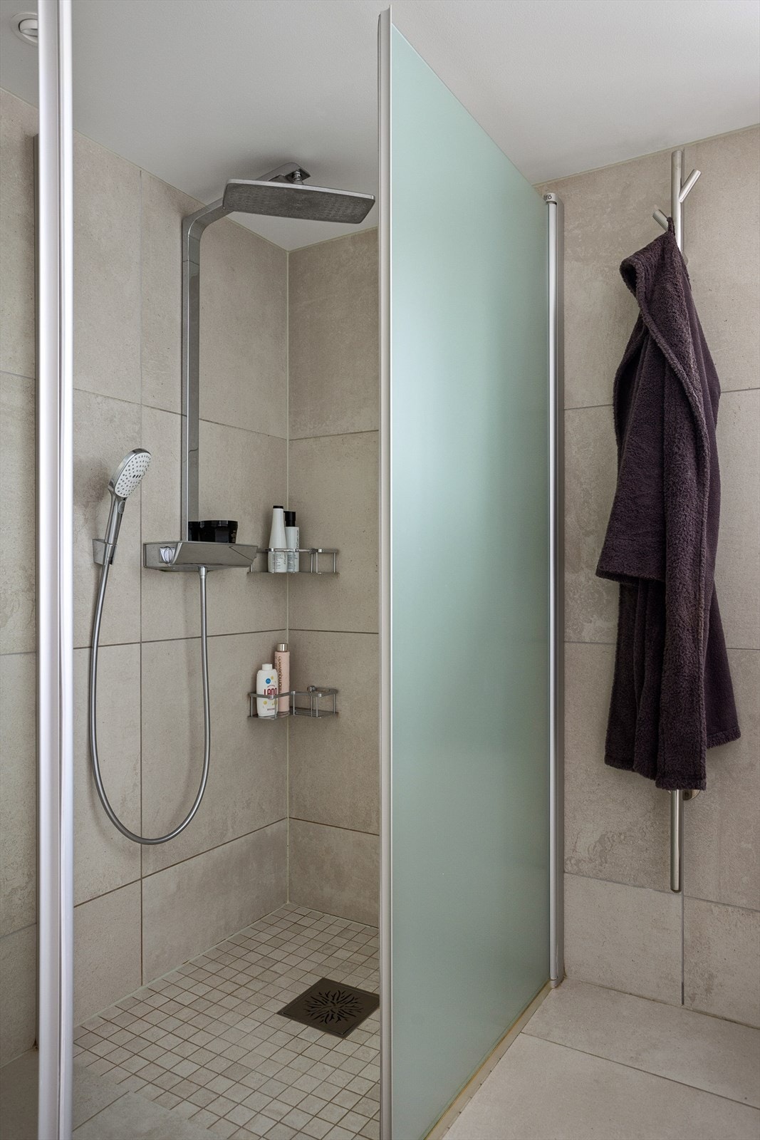 I tillegg er det opplegg for vaskemaskin og tørketrommel. Det er flislagt gulv med elektriske varmekabler, flislagte veggflater og malt innvendig tak med downlights . Galleribilde