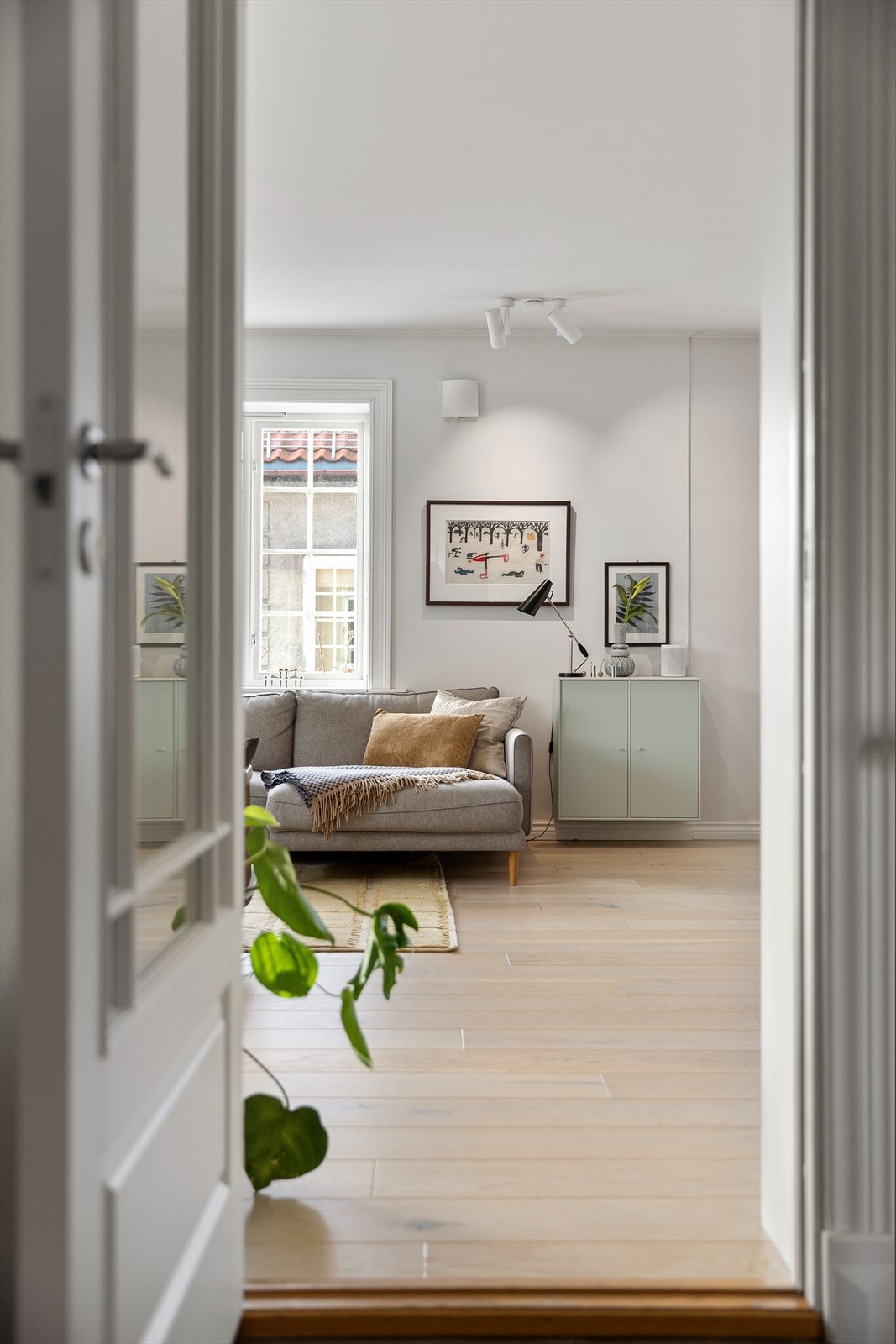 Detaljer | Fra entréen til stuen. Galleribilde