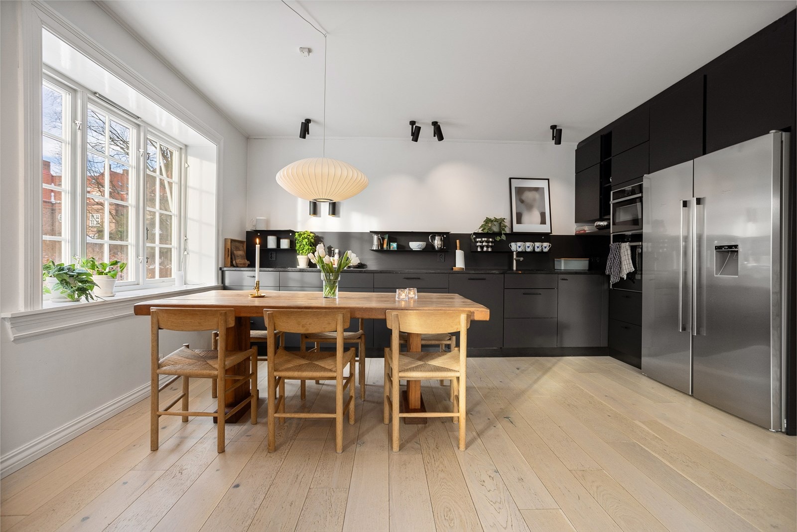 Innredningen består av granitt benkeplate, plate over benk med hyller fra VIPP, nedfelt kum og blandebatteri med uttrekkbar tut. Det er nye håndtak fra Love handles. Galleribilde