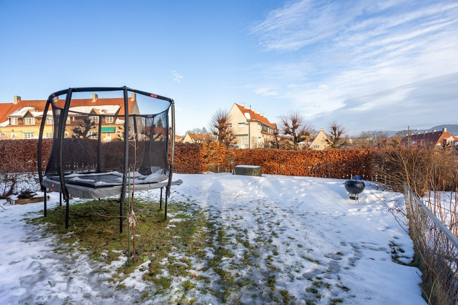 I enkel tilgang fra leiligheten har man en nydelig og solrik hageparsell med flott utsikt mot Grefsenkollen og nærområdet. Galleribilde