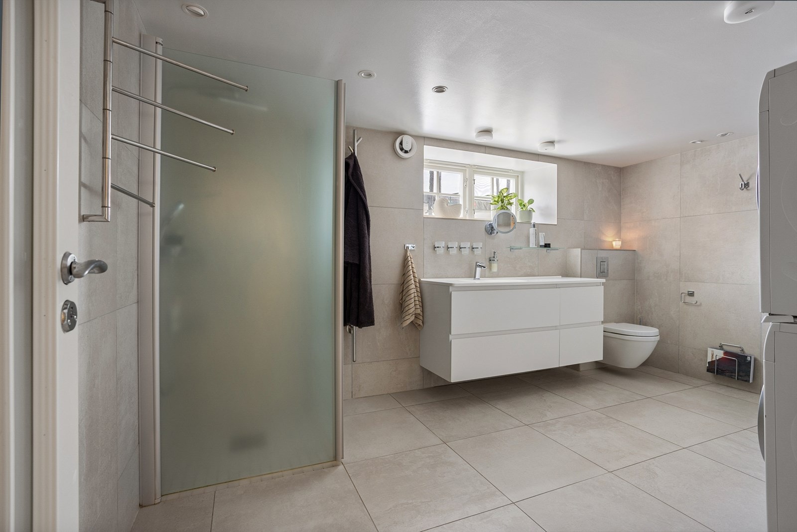 Badet i underetasjen er av god størrelse, og har en pen og delikat utførelse fra 2018. Galleribilde