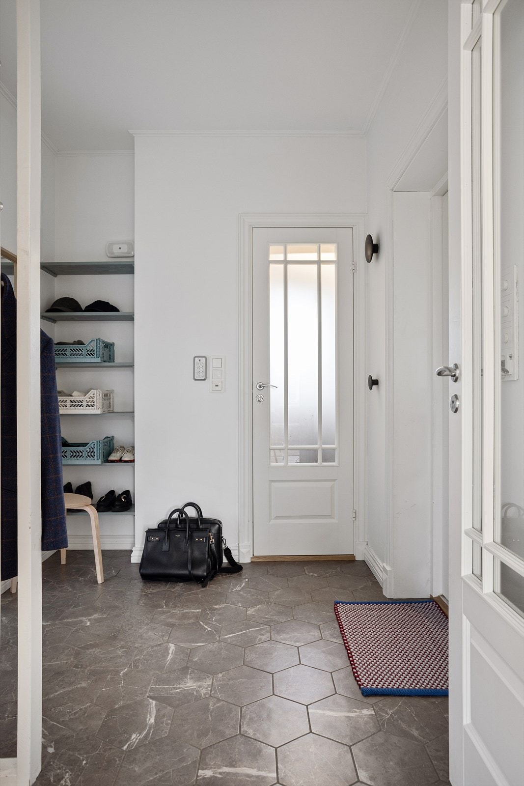 Entréen er flislagt med behagelige varmekabler i gulvet. Galleribilde