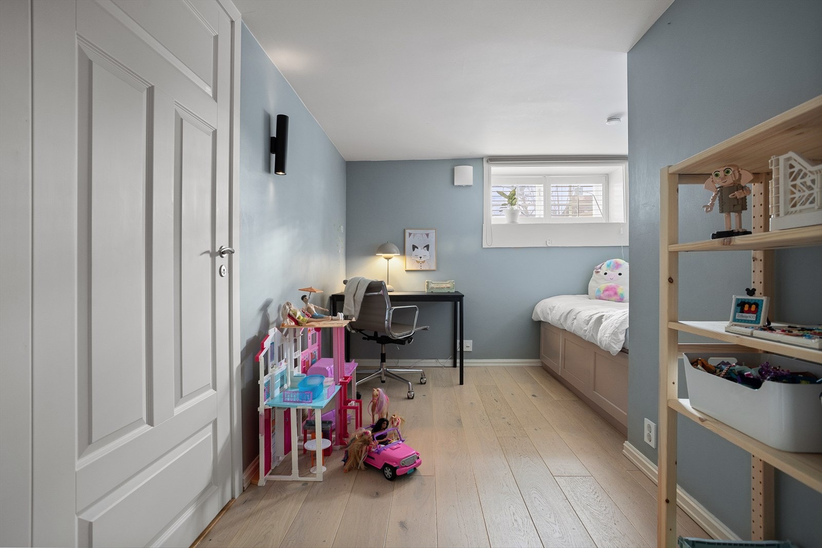 I dag er rommet innredet til et praktisk og hyggelig barnerom. Galleribilde