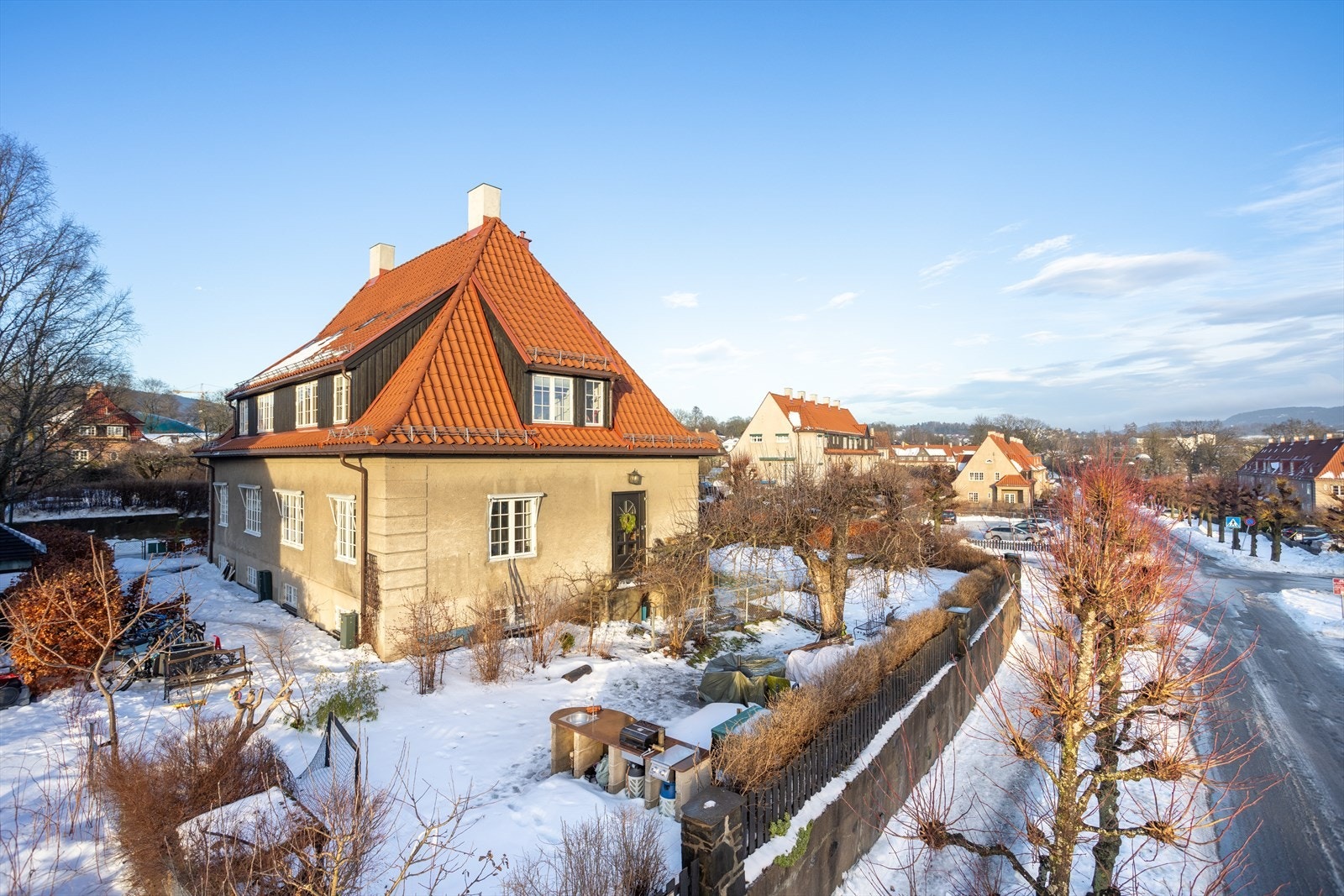 Boligen ligger høyt og fint til på et flott høydedrag med en fantastisk beliggenhet midt i selve hjertet av Ullevål Hageby. Galleribilde