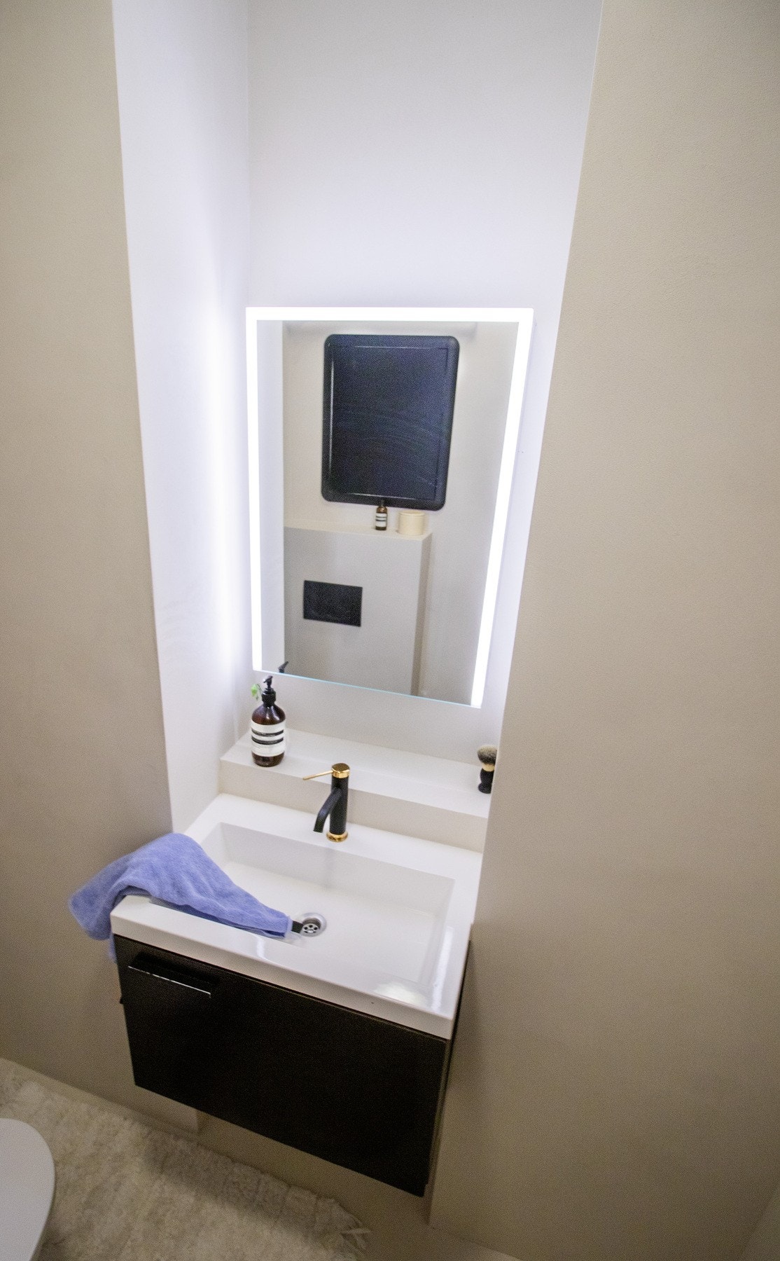 Stort praktisk speiilskap med LED-belysning over servanten. Galleribilde