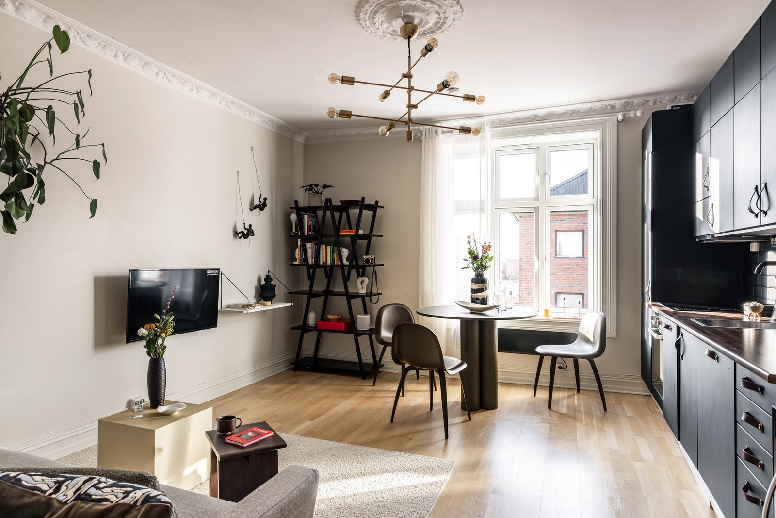 Klassisk 2-roms med stukkatur og rosett. Galleribilde