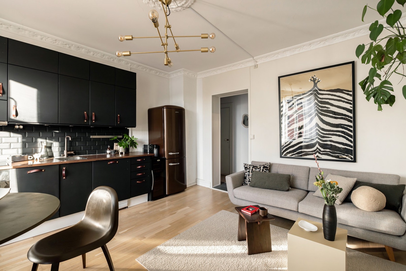 Arealeffektiv planløsning byr på plass til både spisebord og sofamøblering. Galleribilde