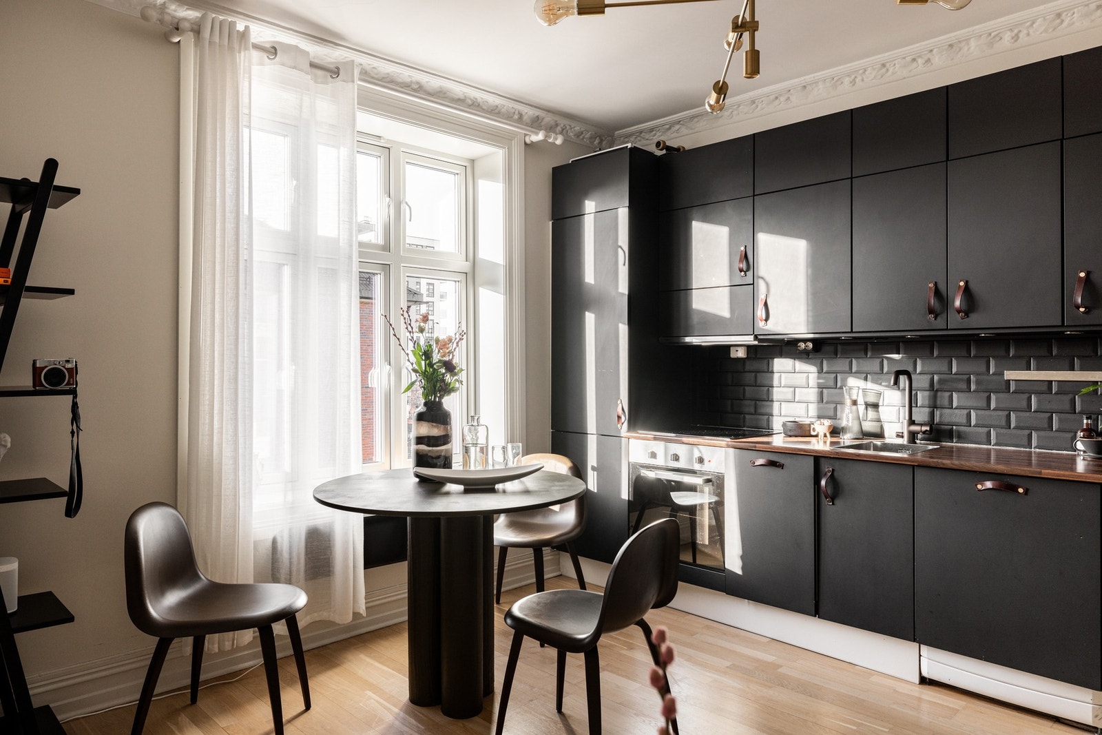 Rommet byr på god plass til både spisebord og sofamøblering. Galleribilde