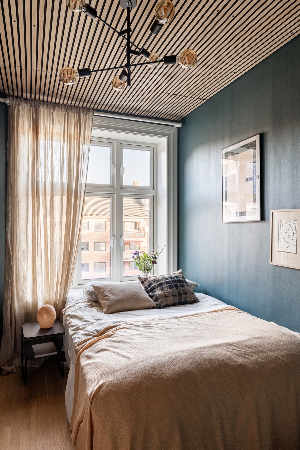 Stort soverom byr god plass til stor seng og er malt i en behagelig grønn farge. Galleribilde