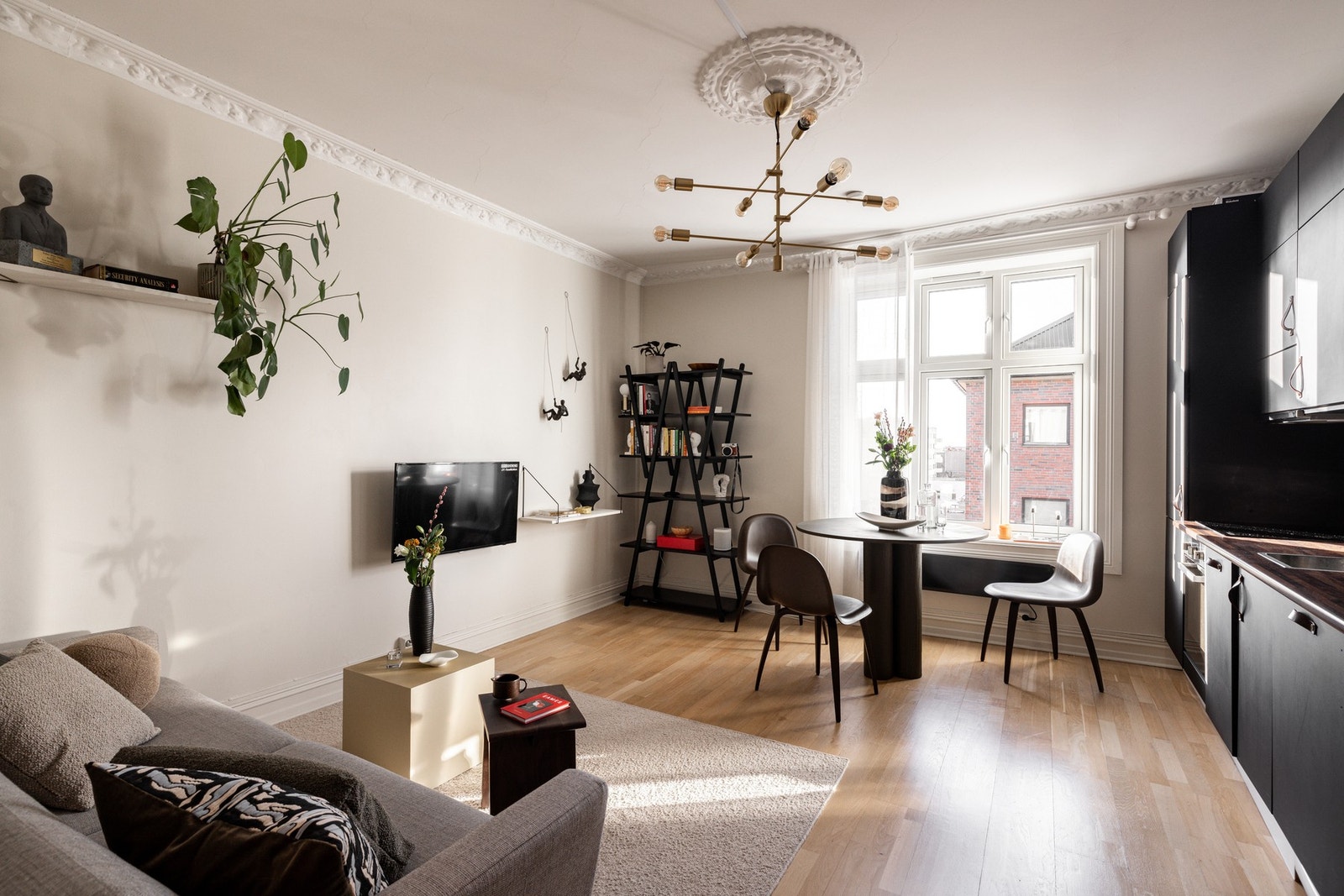 Rommet er malt i behagelig Skandinavisk Lys. Galleribilde