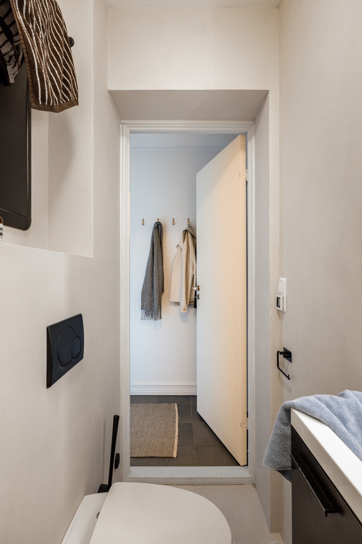 Rommet ble fornyet med mikrosement av nåværende eier. Enkel adkomst fra entré. Galleribilde