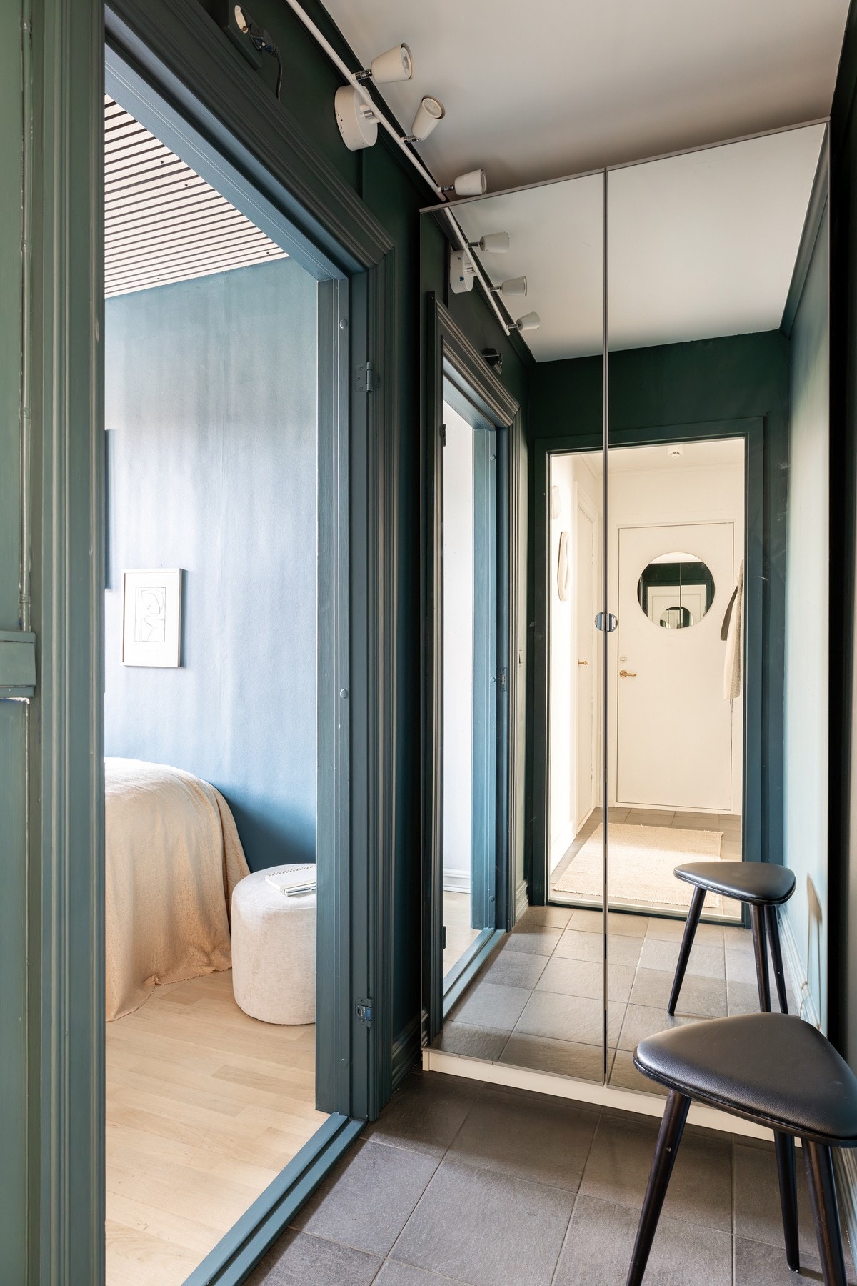 Stort praktisk speilskap mellom entré og soverom. Galleribilde