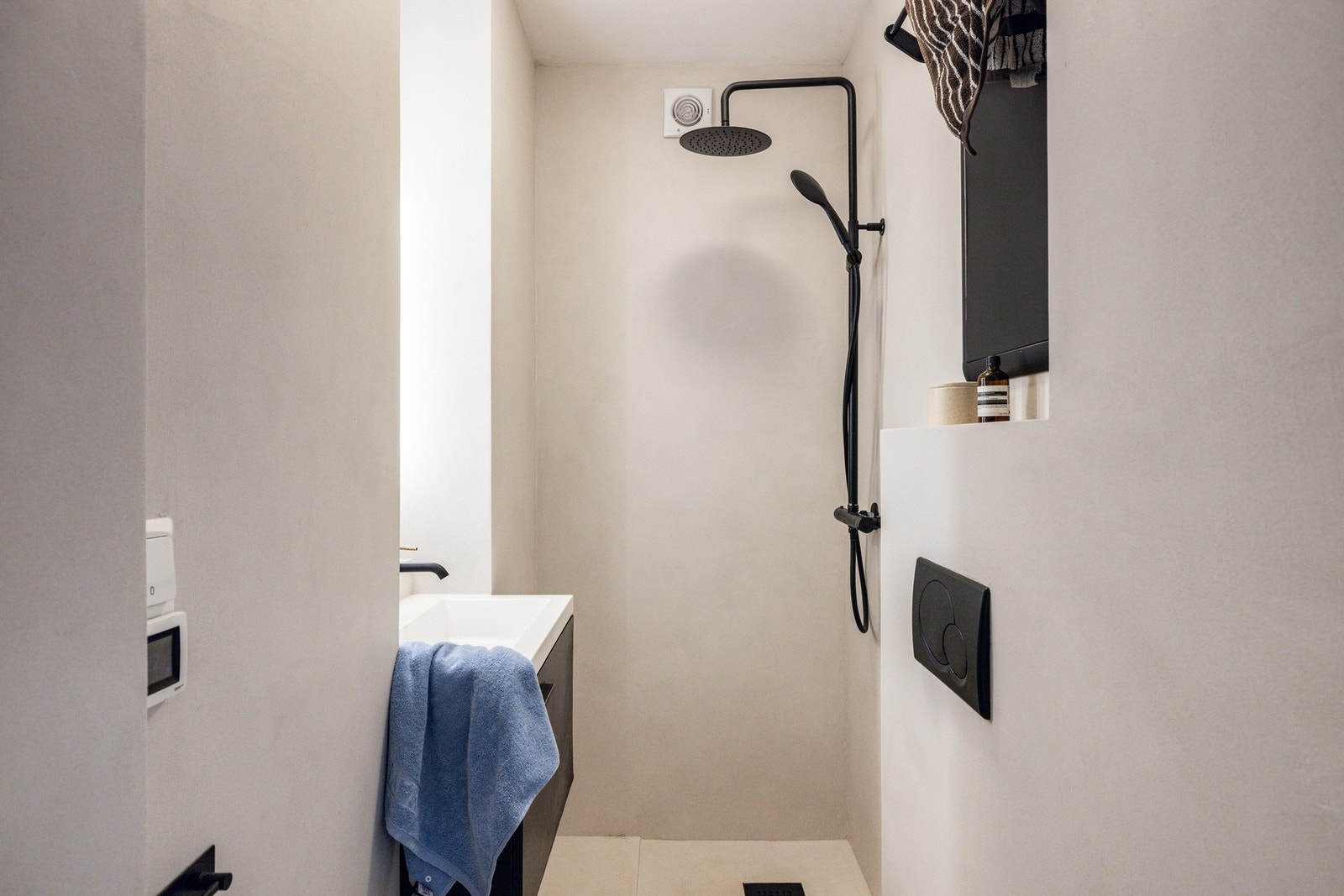 Pent baderom ble pusset opp i regi av borettslaget i 20212 med varme i gulvstøp, fliser på gulv og vegg. Galleribilde