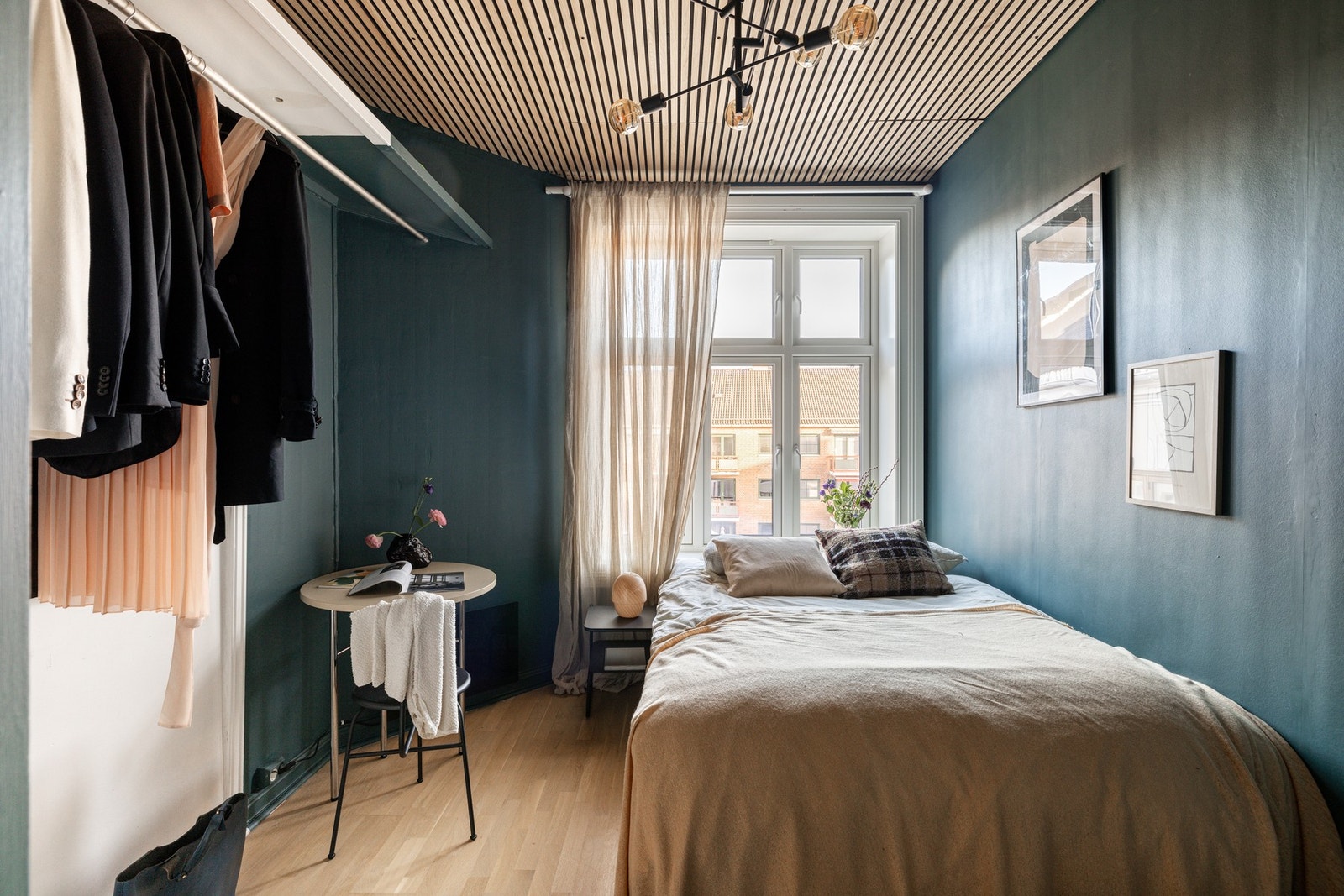 Rommet er innredet med stilige spiler i tak og har oppheng for klær. Galleribilde