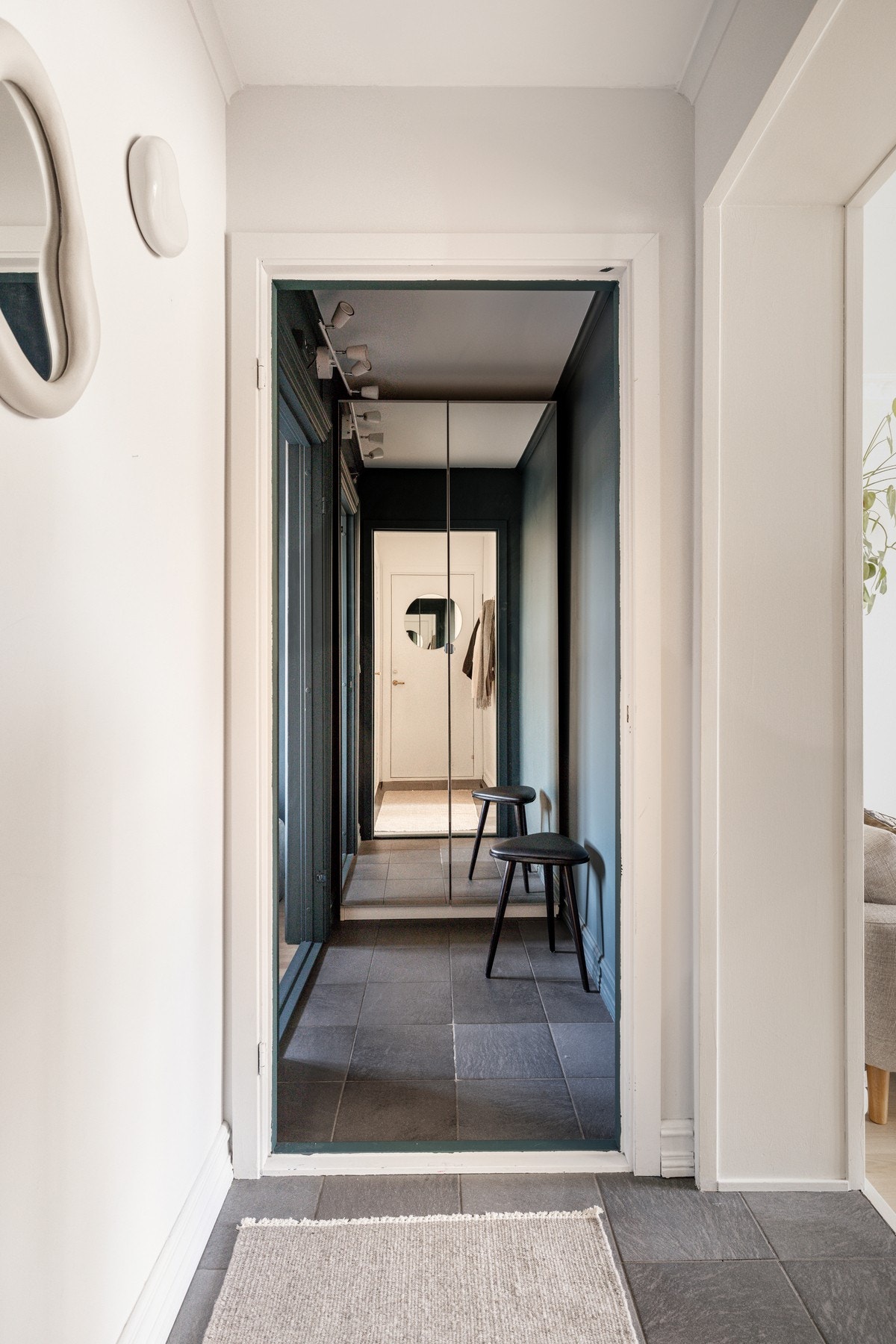 Lys og pen entré med praktiske grå fliser på gulv Galleribilde