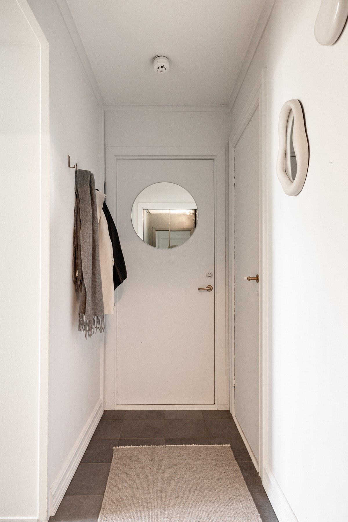 Entré er innredet med oppheng for jakker og speil på dør. Galleribilde