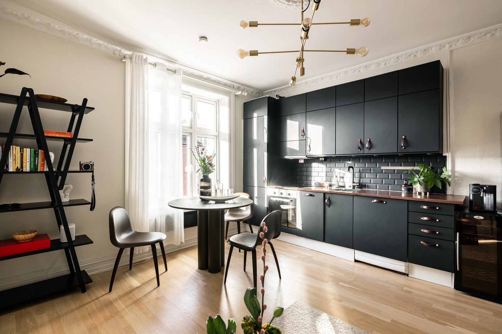 Store nye vinduer fra 2022 og takhøyde på 2,7 meter skaper en romslig atmosfære. Galleribilde