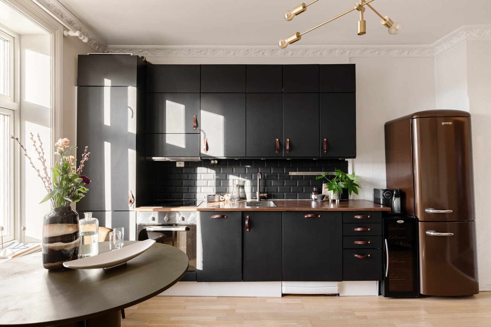 Moderne , praktisk kjøkken byr på rikelig med benk-og skapplass. Galleribilde