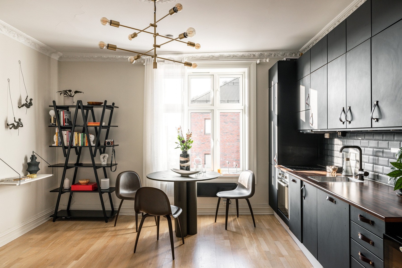 Solid parkett på gulvet i stuen og på soverommet. Galleribilde