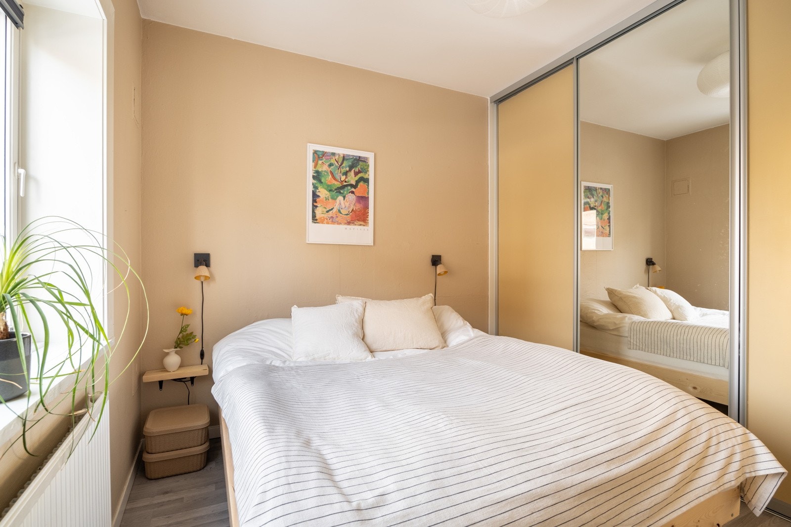 Trivelig soverom med god plass til stor dobbeltseng. Galleribilde