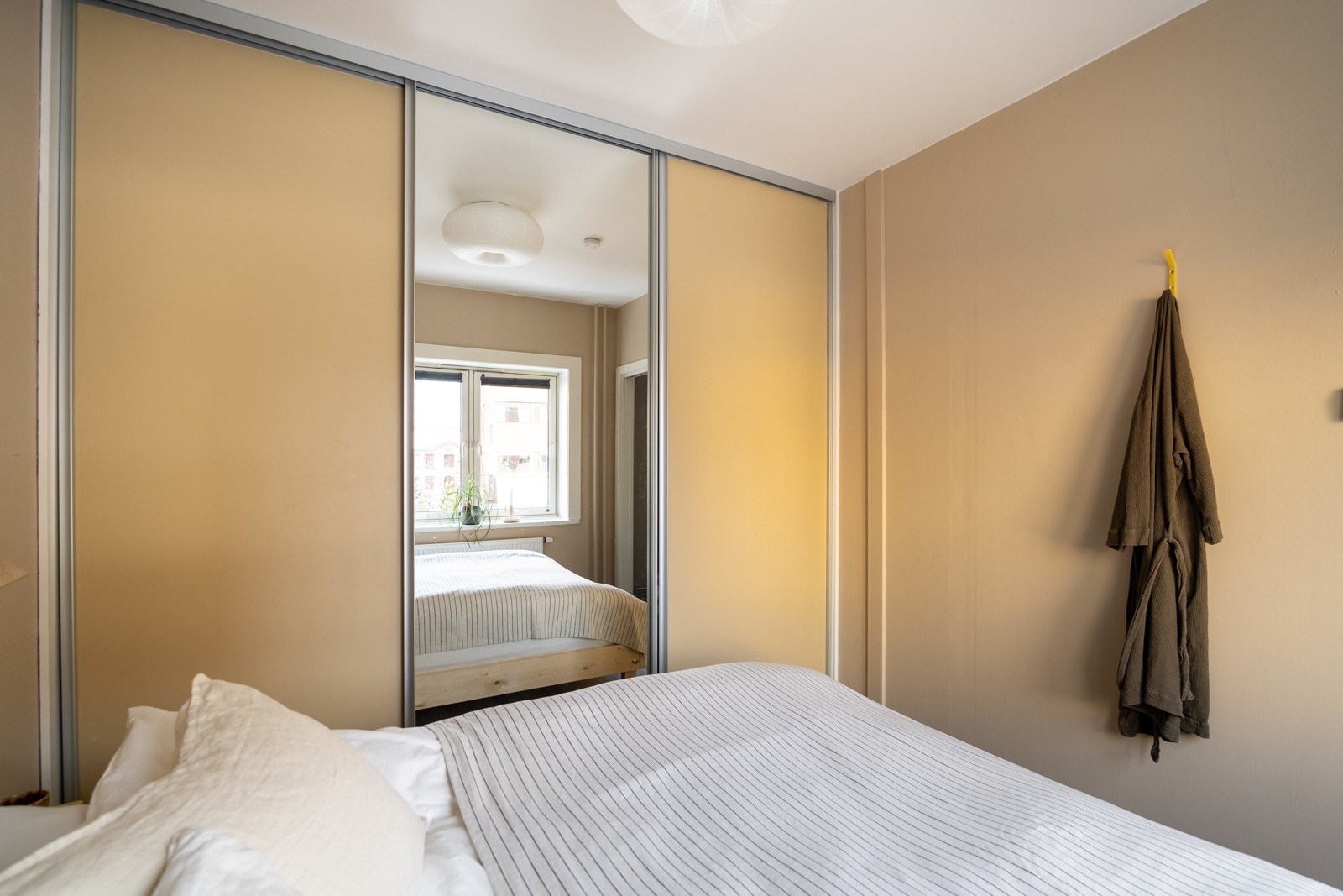 Stor skyvedørsgarderobe rommer rikelig av klær og tilbehør. Galleribilde