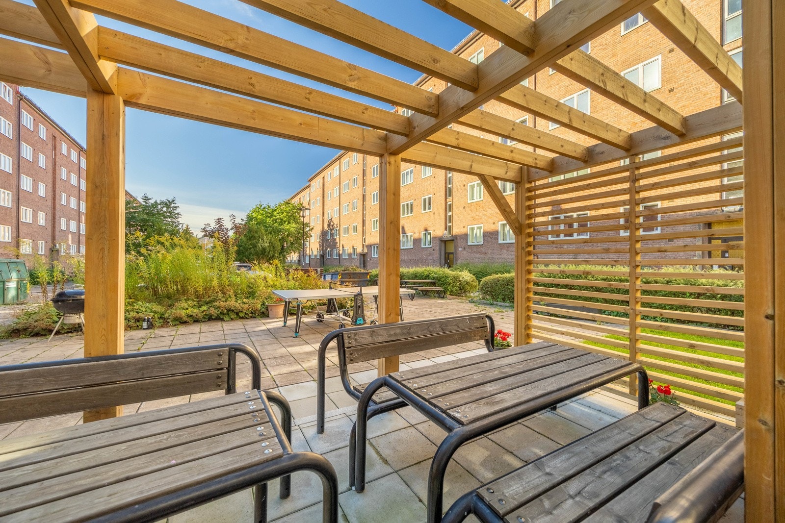 Det er paviljong og flere sittegrupper. Galleribilde