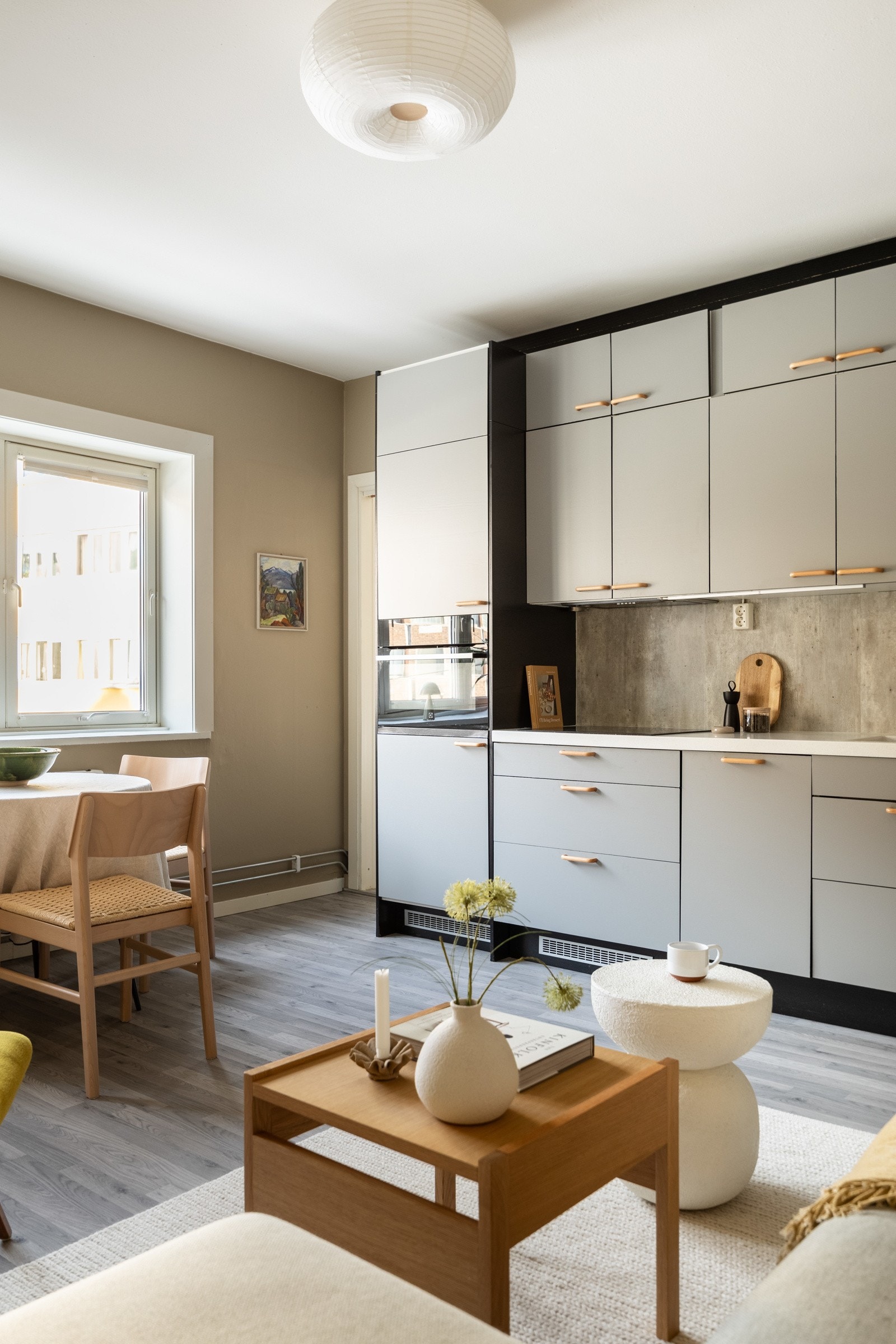 Kjøkkenet har integrerte hvitevarer. Galleribilde