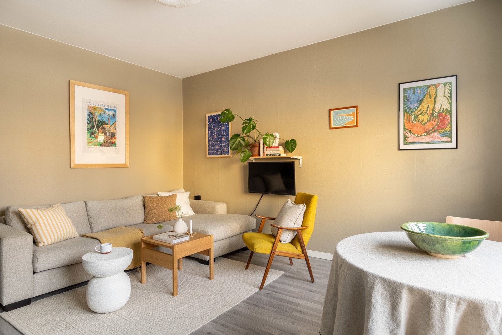 Det er god plass til å innrede etter ønske og behov med sofa, stoler, bord og tilhørende mediemøblement. Galleribilde