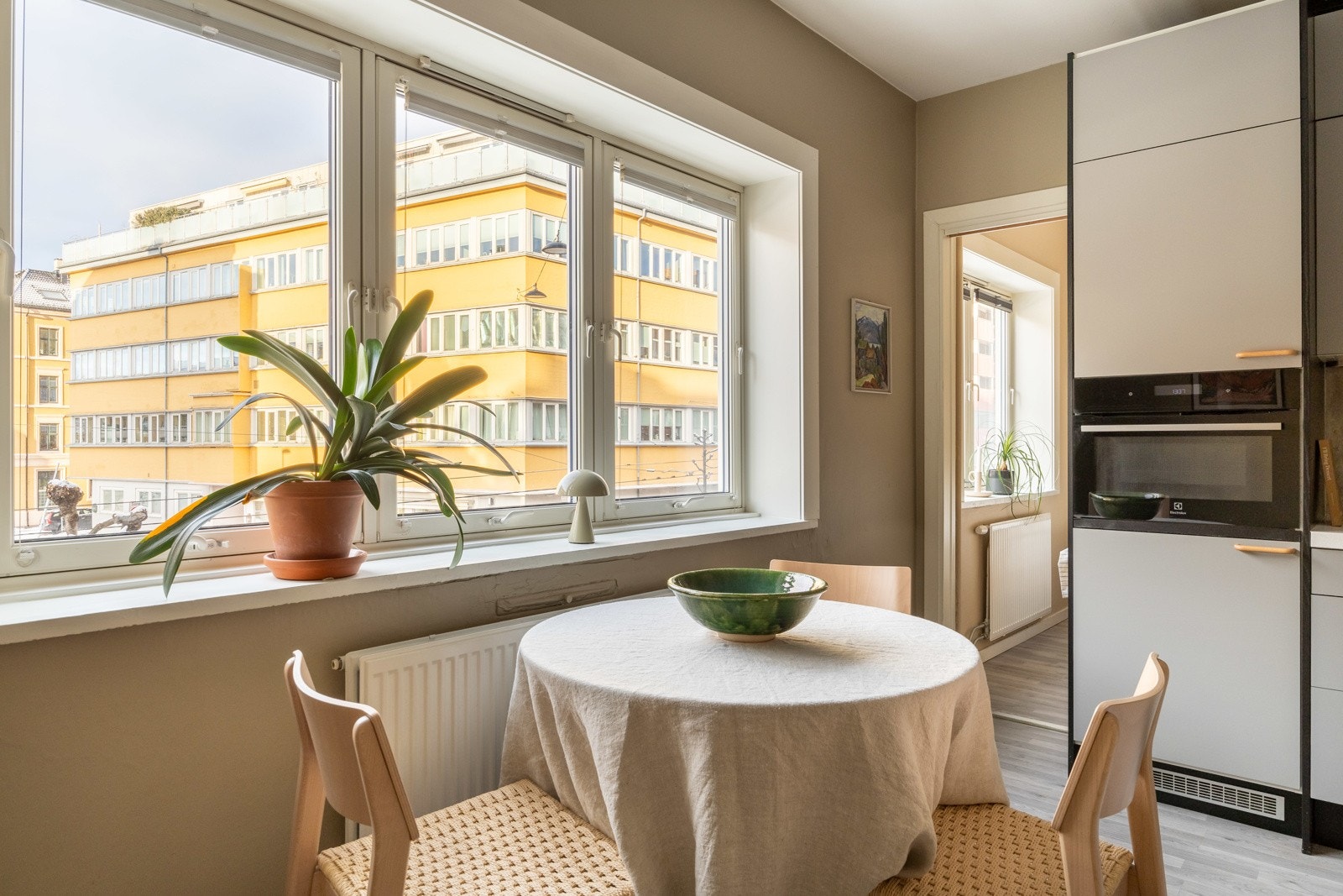 Plass til spisebord ved vinduet. Galleribilde