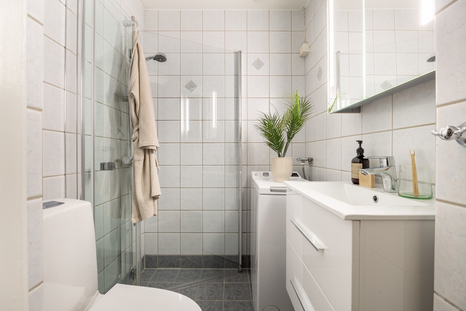 Videre har leiligheten et flislagt bad med varmekabler. Galleribilde