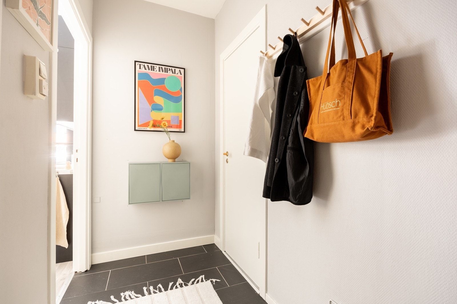 Entréen har flislagt gulv. Galleribilde