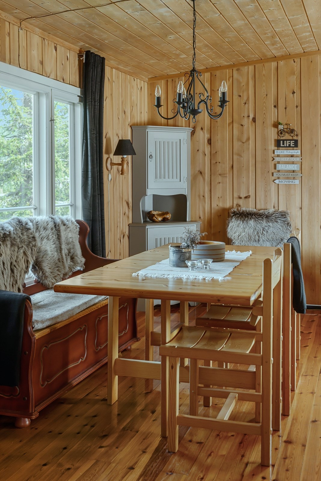 Hyggelig å samles rundt spisebordet for felles måltider når en her på hytta. Galleribilde