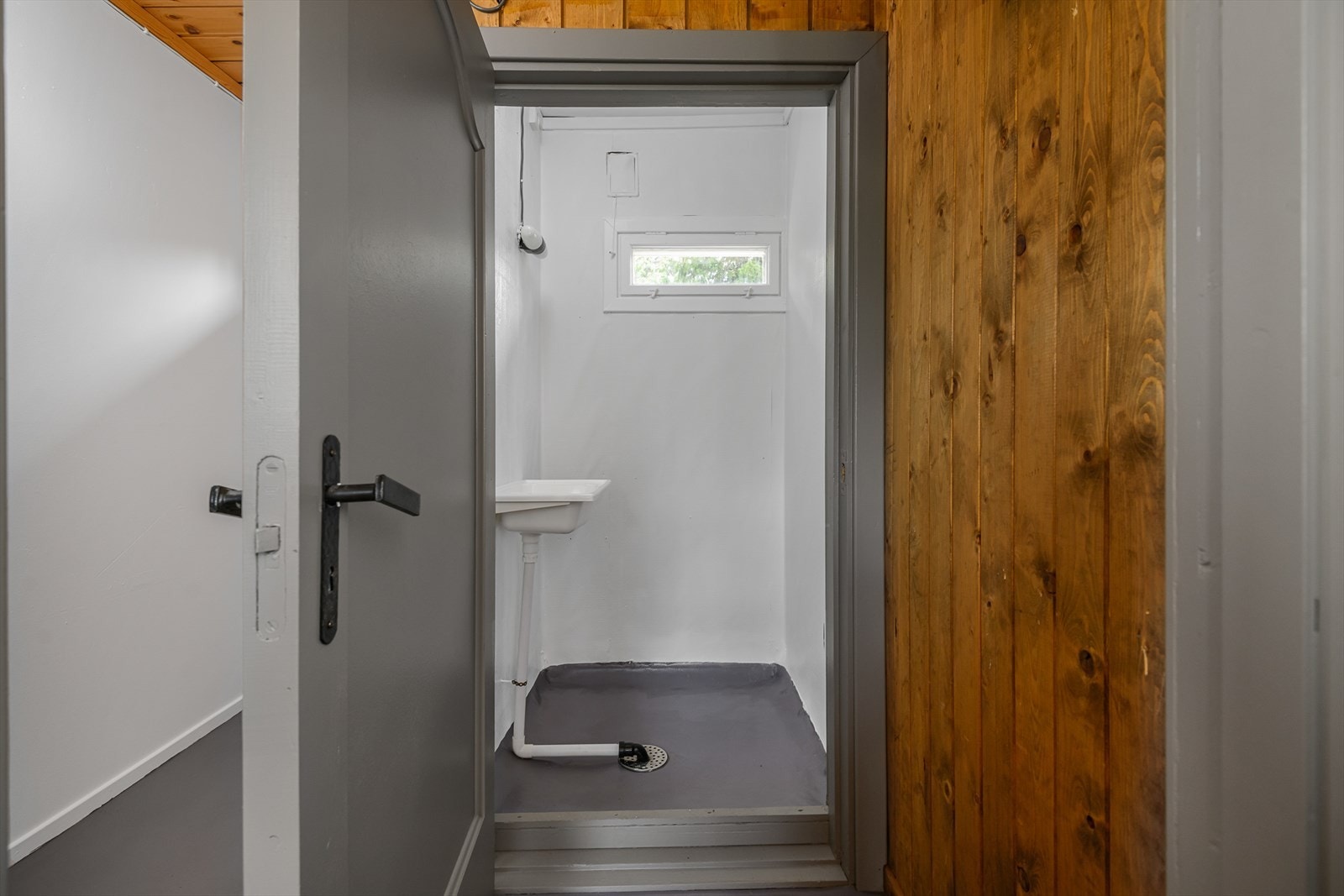 Montert servant på hyttebadet. Galleribilde