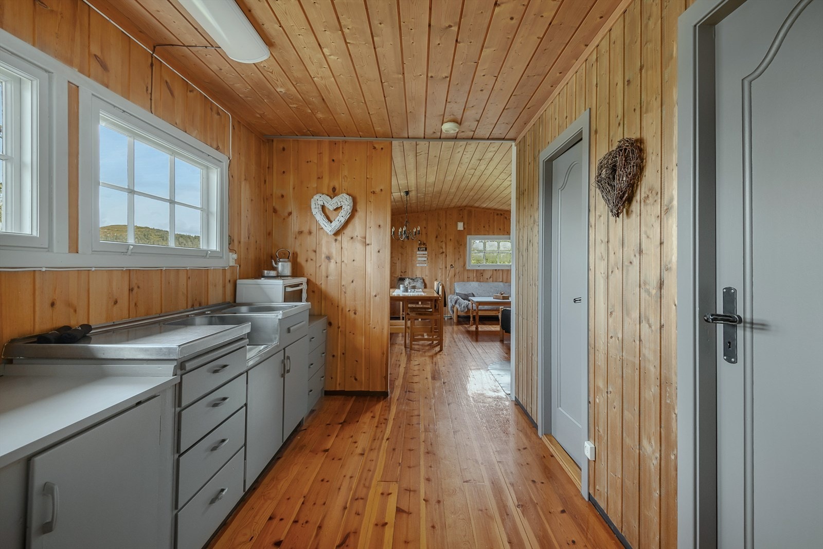 Det er adkomst til 2 soverom fra kjøkkenet. Galleribilde