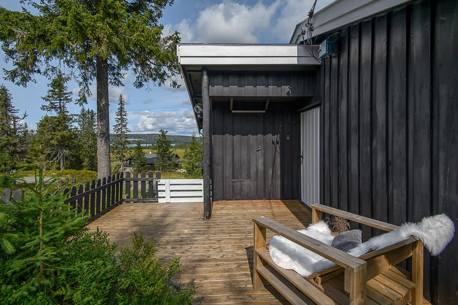 Det er overbygget inngangsparti til hytta, som en del av terrassen. Galleribilde