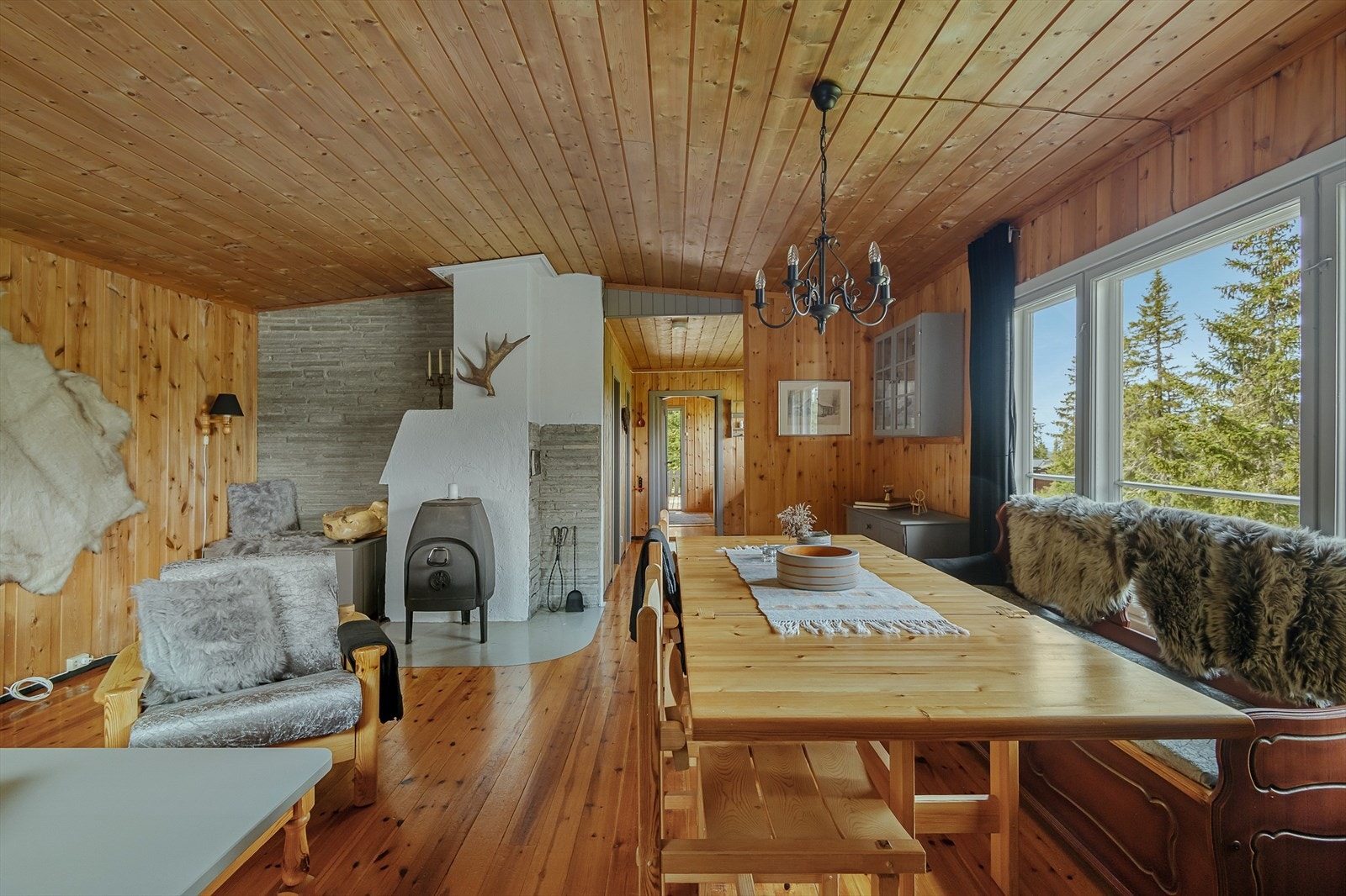 I tillegg til elektrisk fyring varmes hytta opp av en solid vedovn i stua. Galleribilde