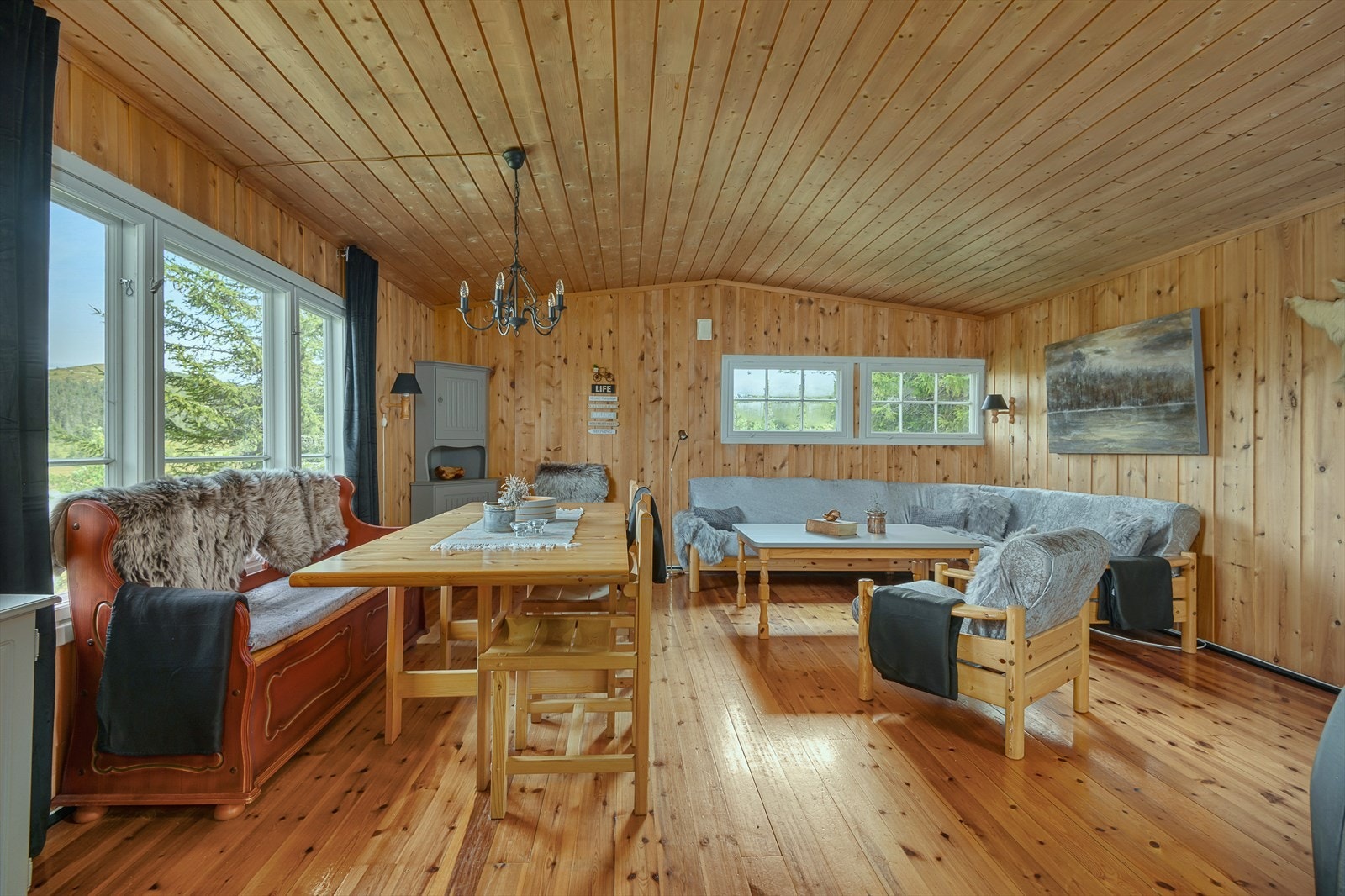 Trivelig og åpen stue med plass til salong og spisestue. Galleribilde